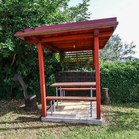 Апартаменты Vuceric Перой